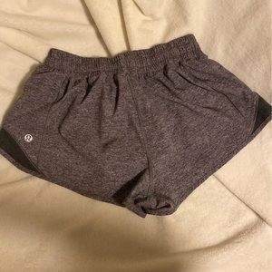 Size 6 Lululemon Grey Pattern Hotty Hot Shorts 2.5 inch